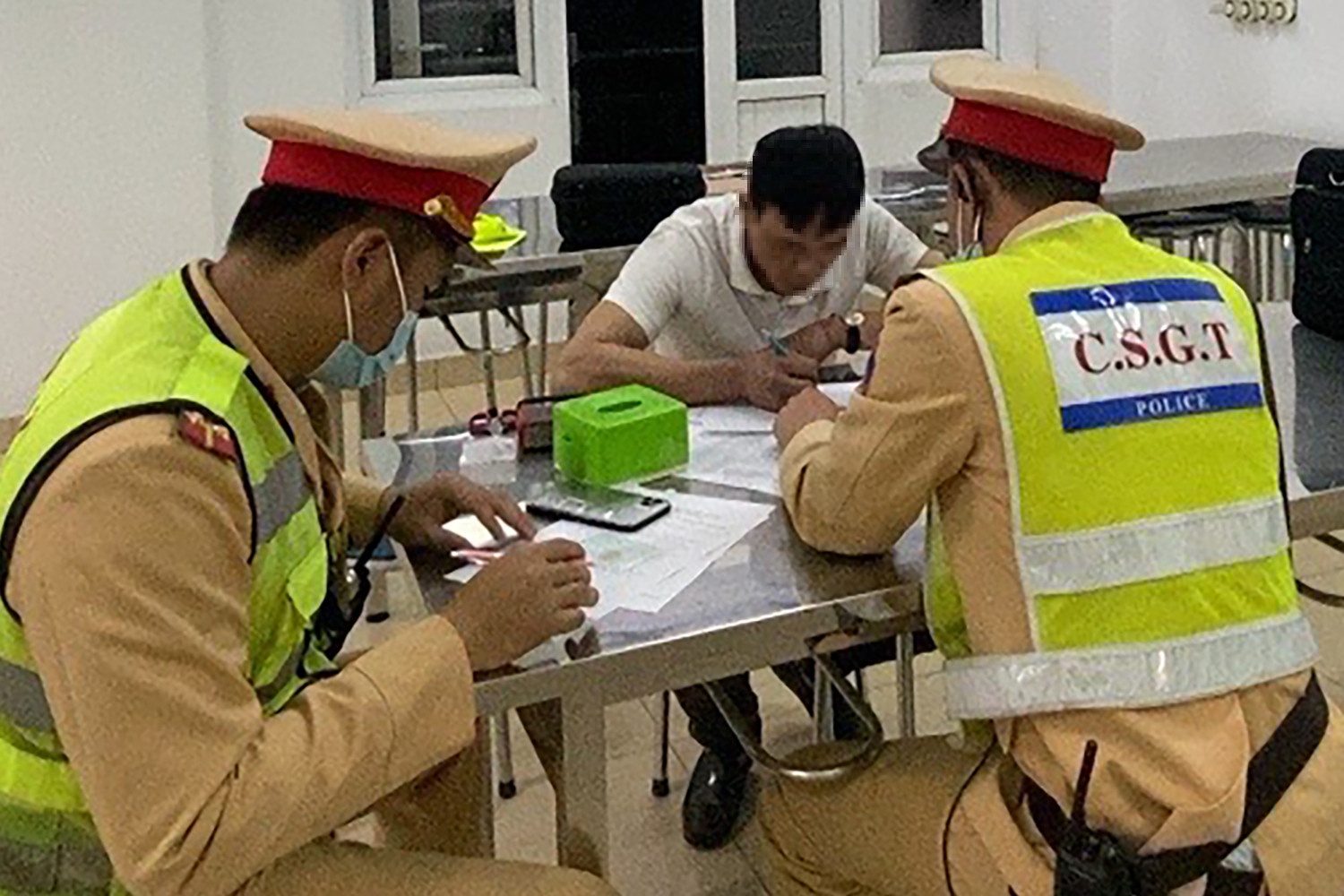 Tai xe su dung ma tuy, lai oto het han dang kiem di tren cao toc hinh anh