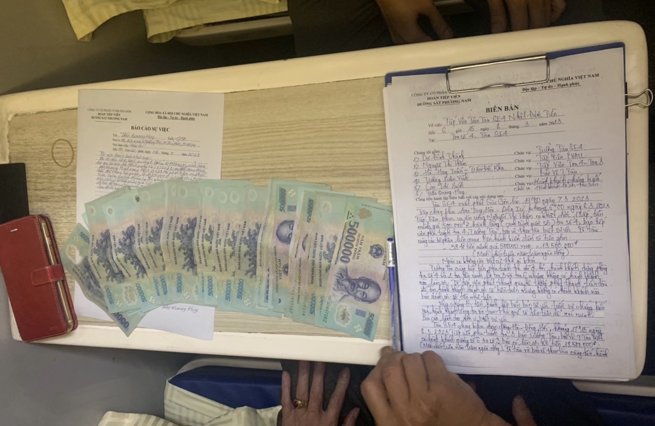 Nhan vien duong sat tra lai gan 20 trieu cho hanh khach danh roi hinh anh