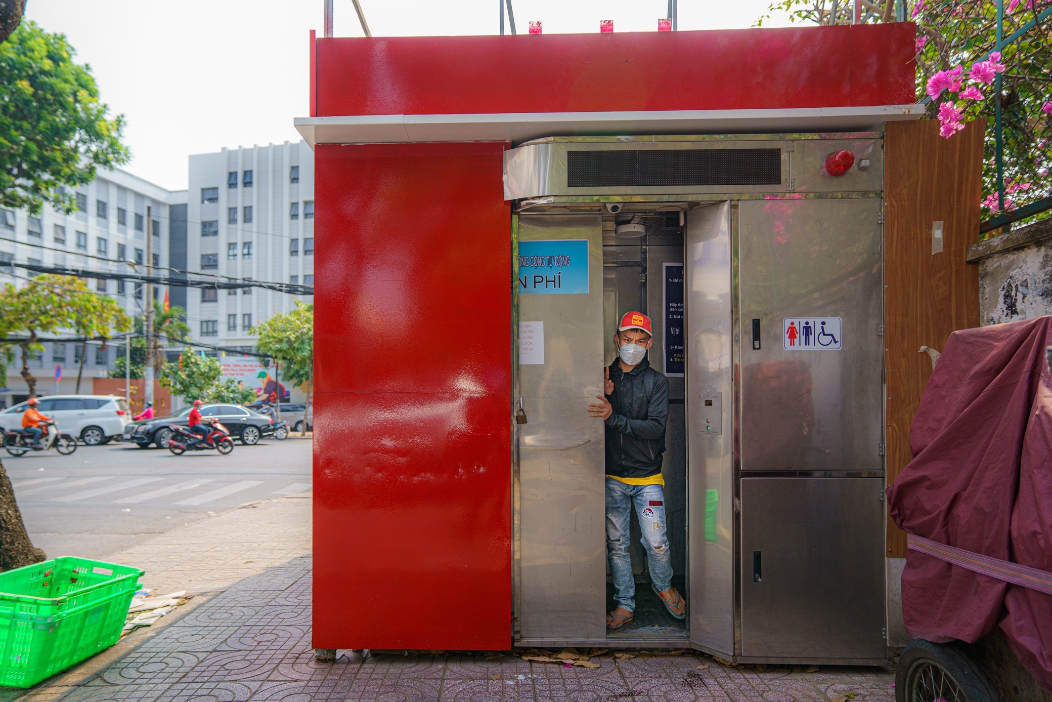 TP.HCM lam gi de cai thien nha ve sinh cong cong? hinh anh