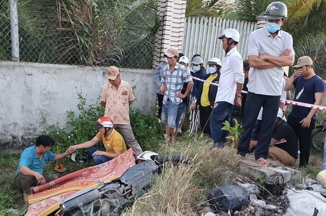 Phat hien mot phu nu tu vong bat thuong canh xe may hinh anh