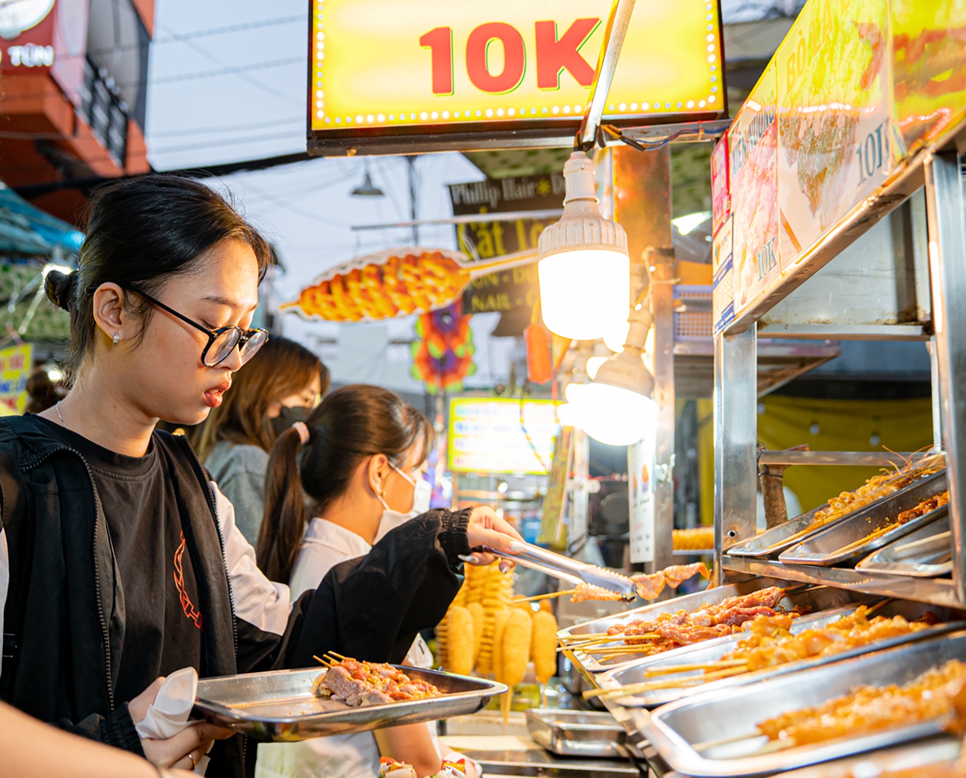 Canh trai nguoc tai cac pho am thuc o trung tam TP.HCM dip cuoi tuan hinh anh