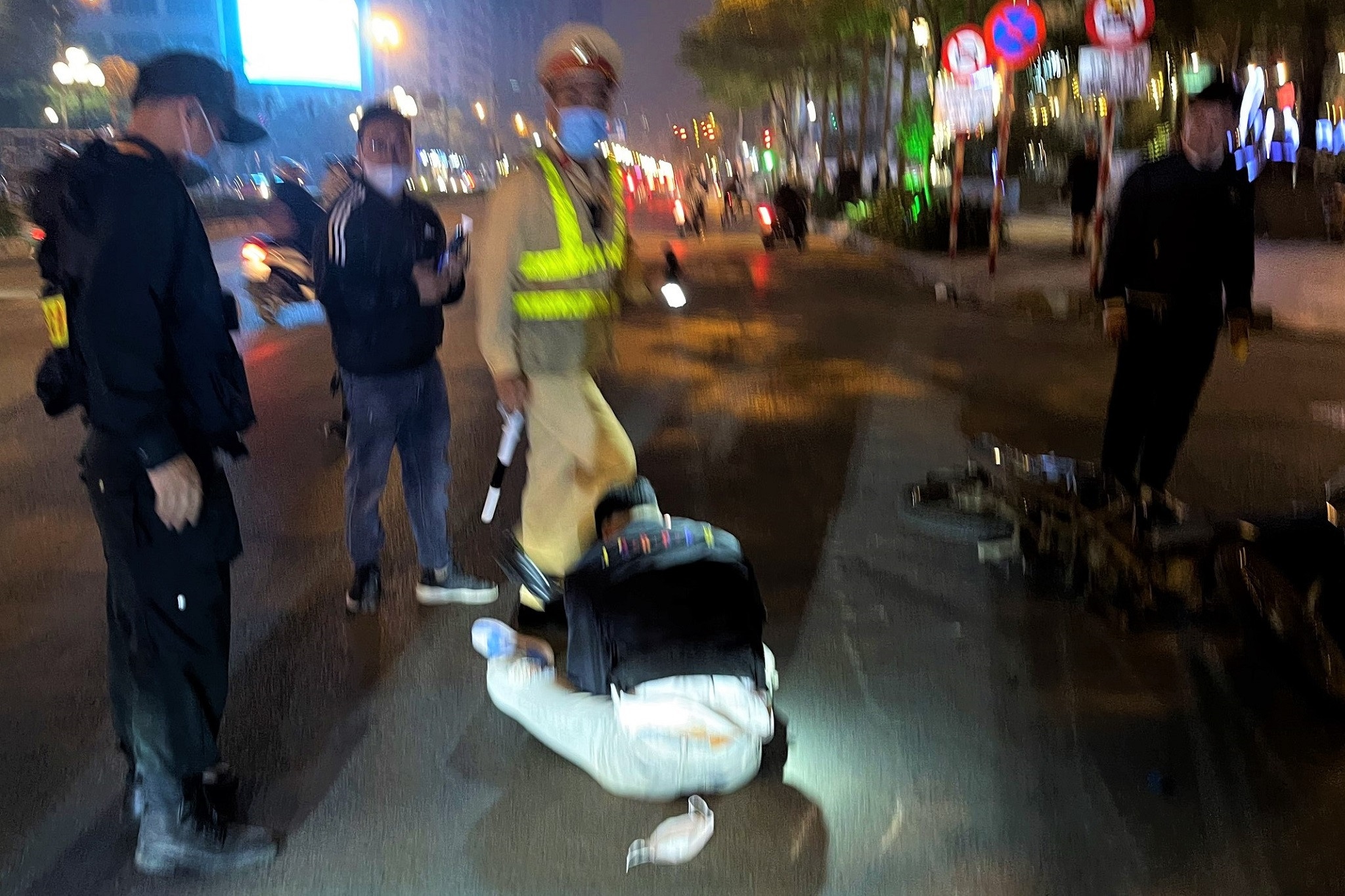 Bo chay khi bi cong an kiem tra, tai xe xe may tong nga thai phu hinh anh