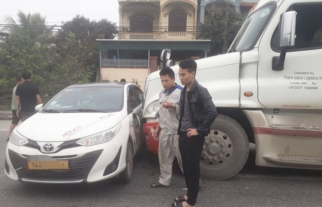 Xe container va cham oto con, quoc lo 1A un tac hon 2 km hinh anh