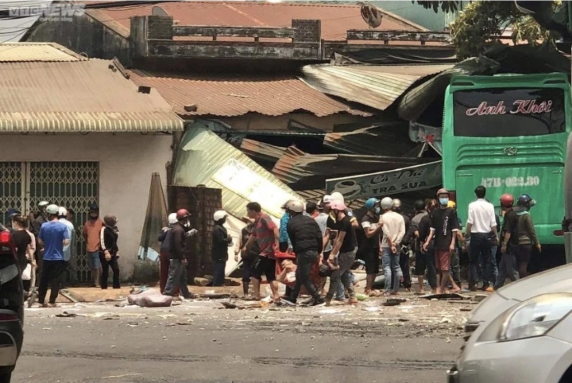 Xe giuong nam lao vao nha dan, it nhat 2 nguoi chet, 3 nguoi bi thuong hinh anh