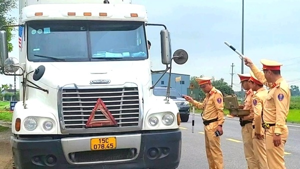 Ngan chan xe trong tai lon di vao duong ven bien ne tram thu phi hinh anh