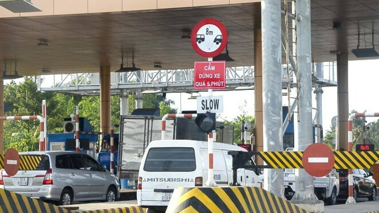 Go bien 'Cam dung xe qua 5 phut' tai tram thu phi hinh anh