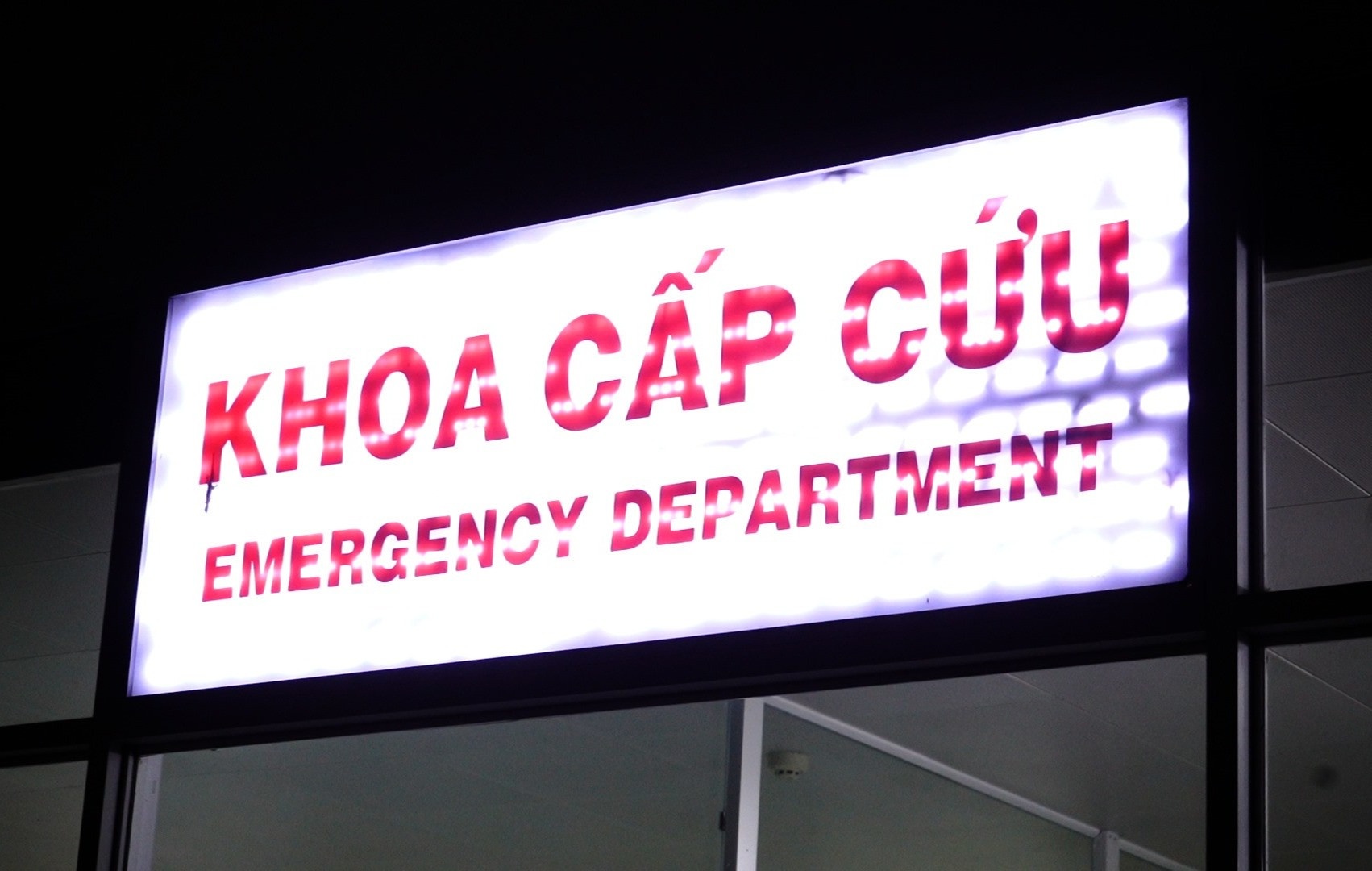 Be 5 tuoi nguy kich do bi xe di lui can qua nguoi hinh anh