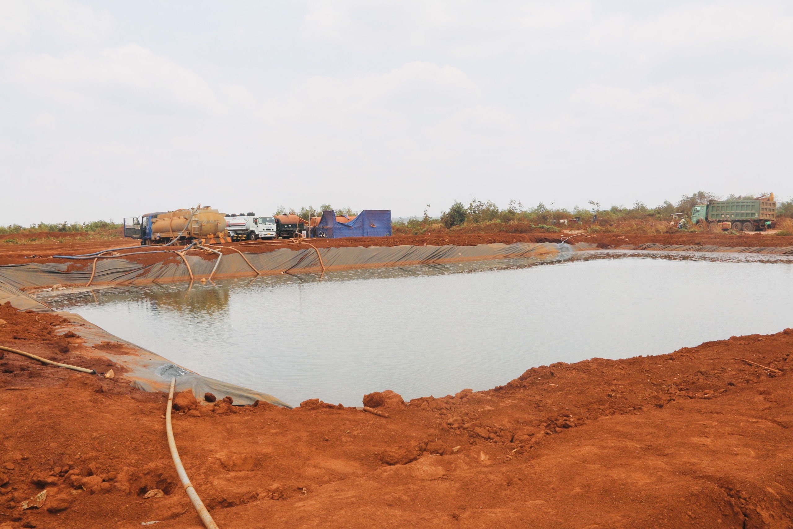 Dao 10 ho chua nuoc de tuoi chong bui do o san bay Long Thanh hinh anh