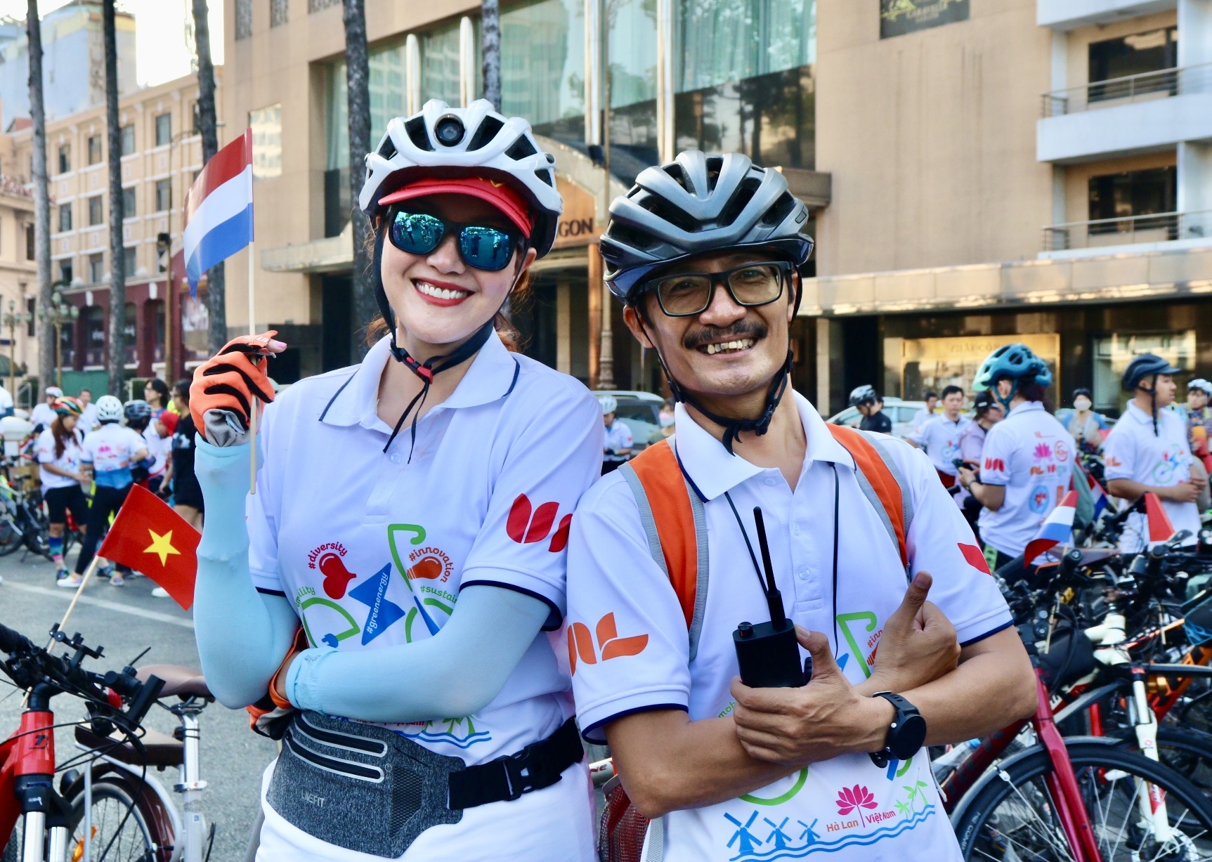 Nguoi dan TP.HCM dap xe ky niem 50 nam quan he Viet Nam - Ha Lan hinh anh