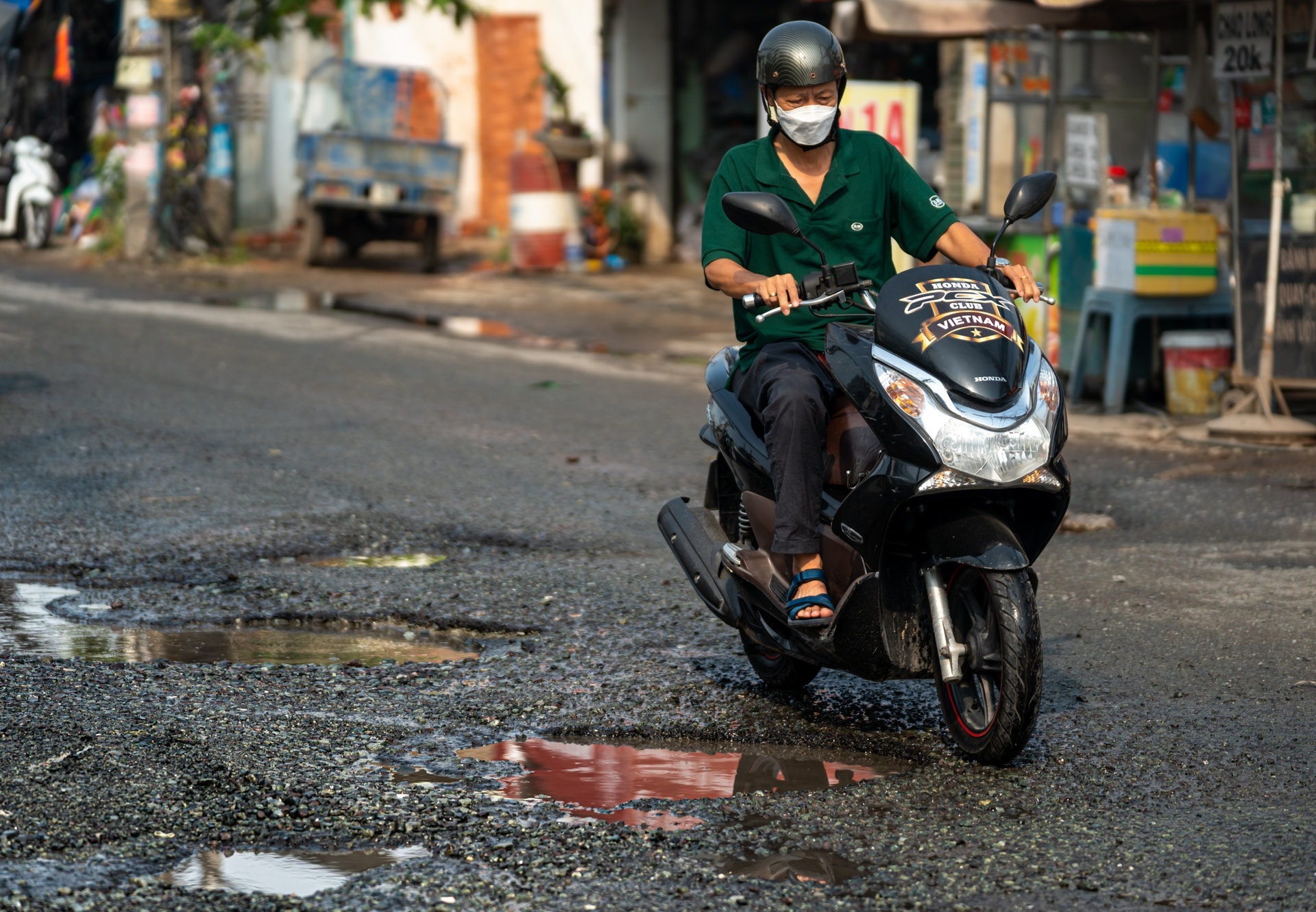 Nhieu tuyen duong tai TP.HCM xuong cap, thieu tien sua chua hinh anh