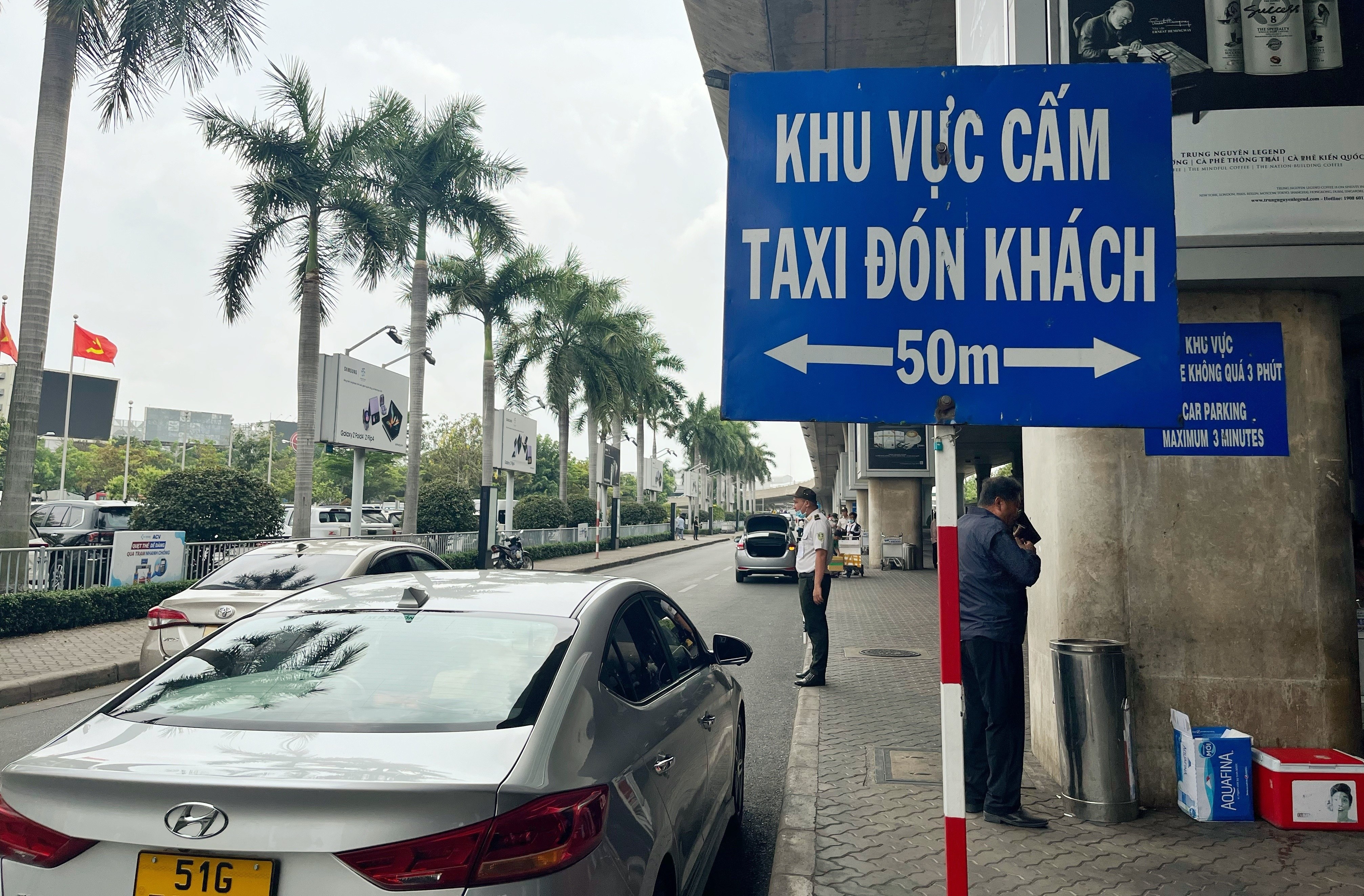 Bat cap khi ga quoc te Tan Son Nhat thay doi diem don xe cong nghe hinh anh