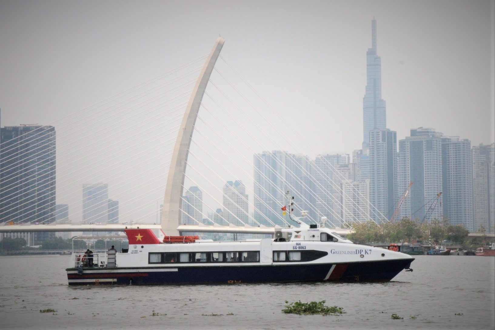 Nguoi dan, du khach tap nap di tau cao toc o ben Bach Dang hinh anh