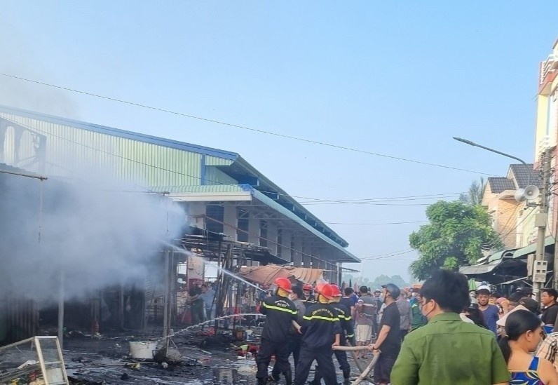 Chay cho o Dong Thap, nhieu ki-ot bi thieu rui hinh anh