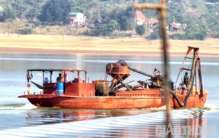 Doanh nghiep dung tau khong dang kiem nao vet thuy dien hinh anh