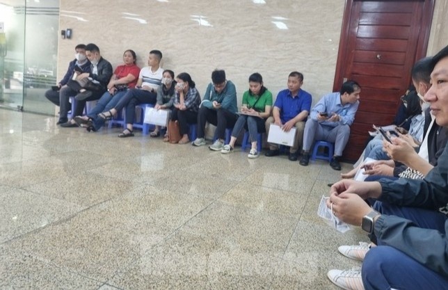 Va vat xep hang nop ho so mua nha o xa hoi hinh anh