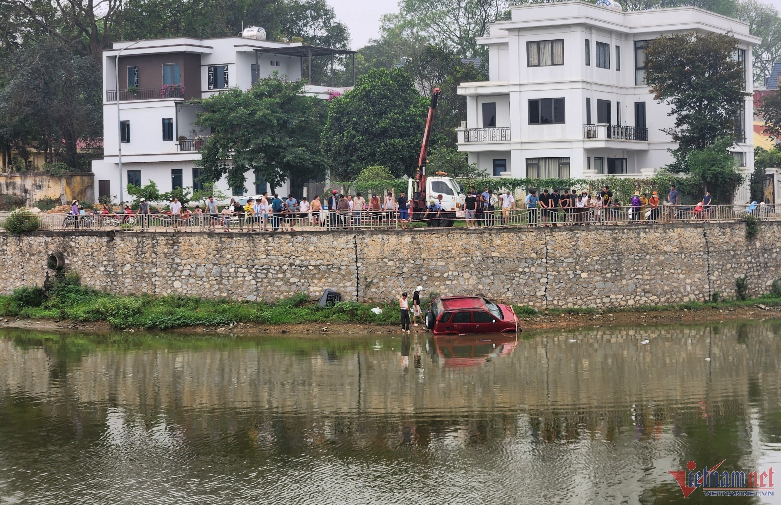 Oto lao xuong ho vi tranh xe khac o Vinh Phuc hinh anh