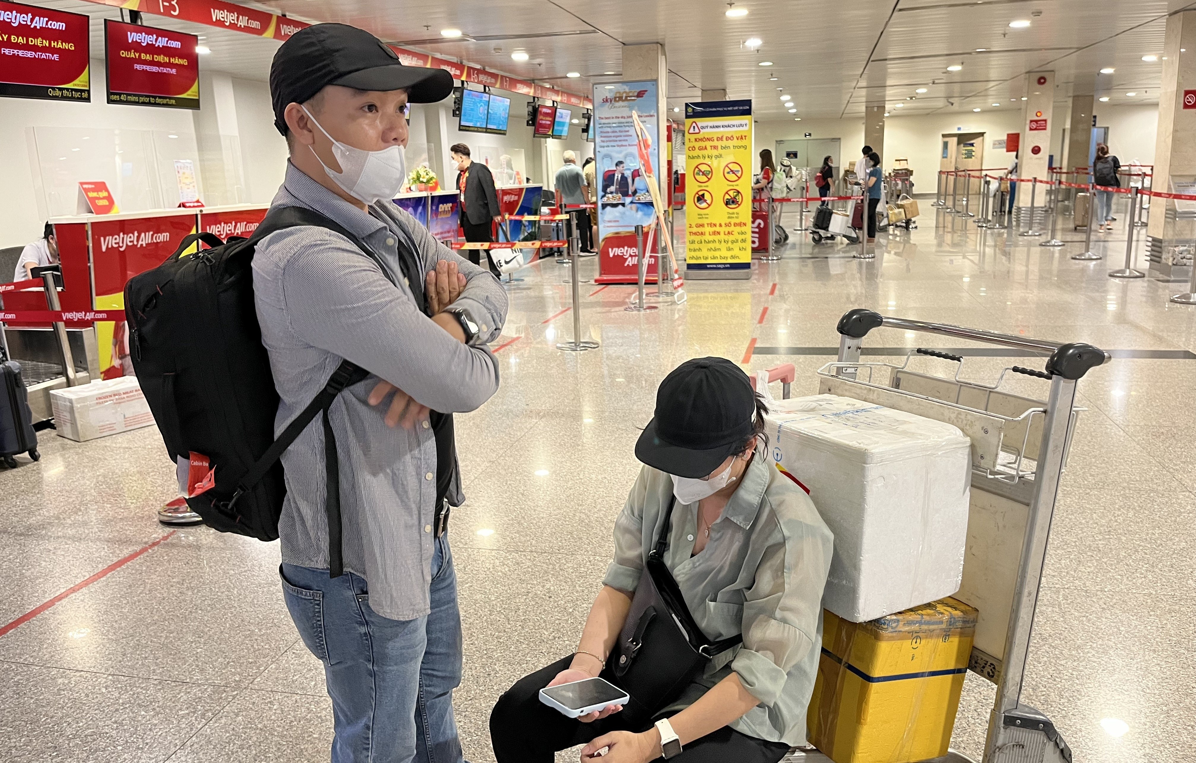 Nhieu chuyen bay o Tan Son Nhat delay, khach phai cho toi hom sau hinh anh