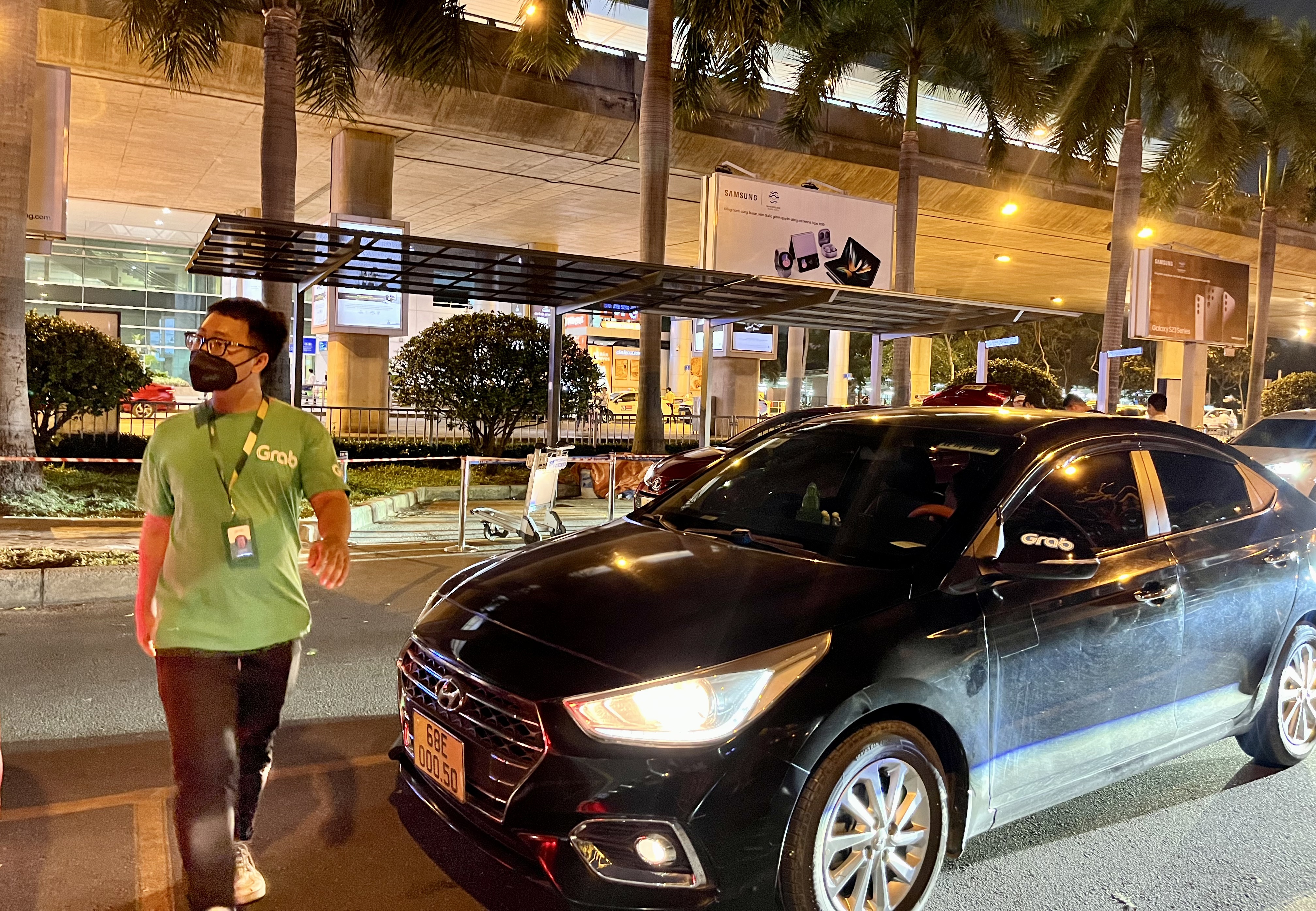 Tan Son Nhat lap mai che sau phan anh bat cap diem don xe cong nghe hinh anh