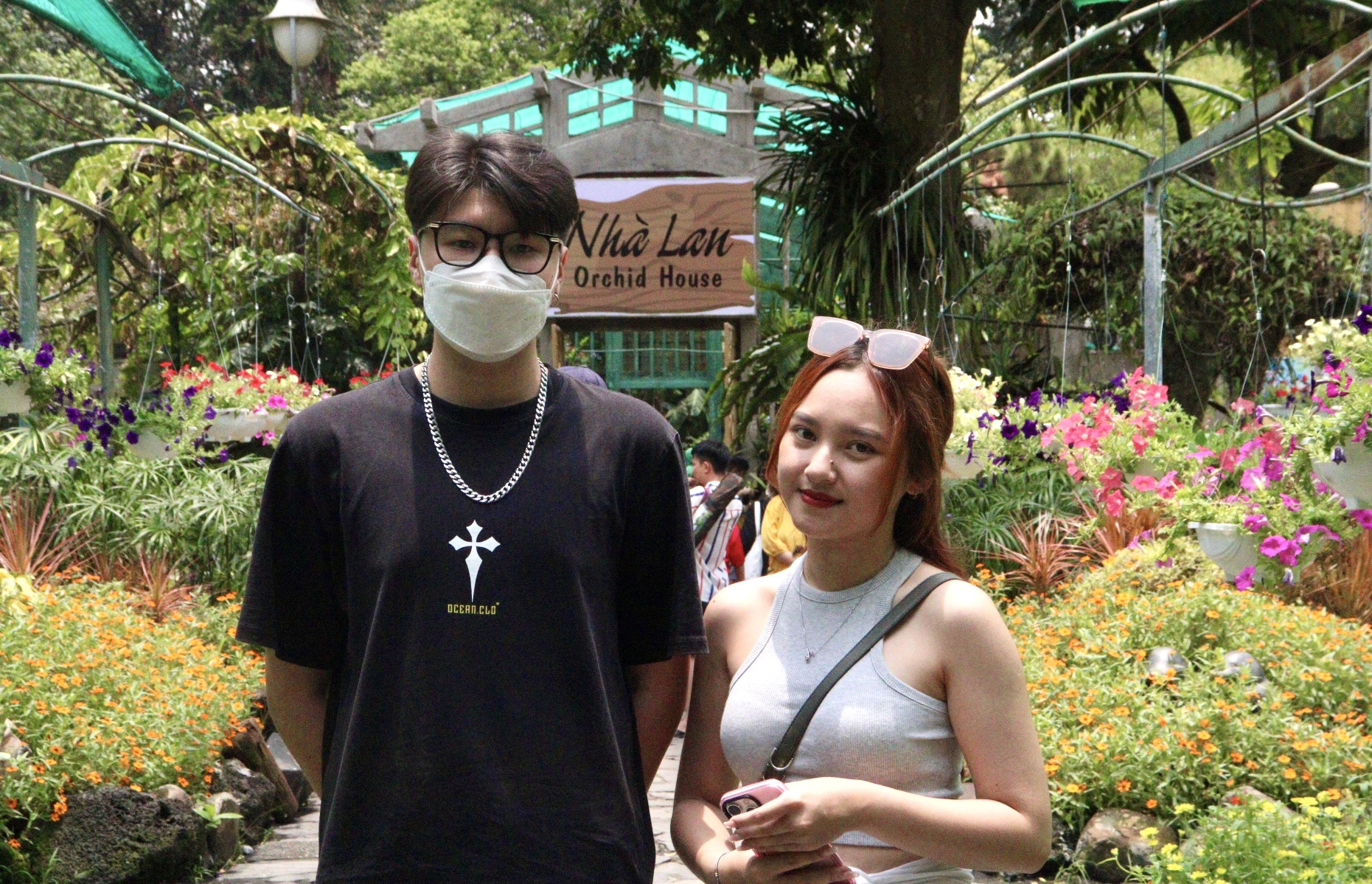 Nhieu nguoi do ve Thao Cam Vien, cac khu vui choi o TP.HCM dip le 30/4 hinh anh