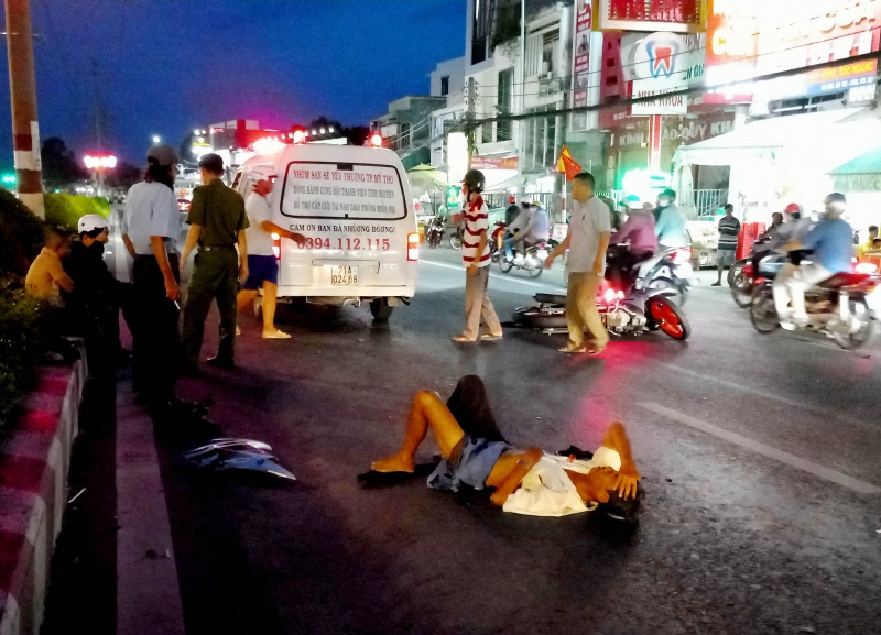 Hai vu tai nan giua 4 xe may, 6 nguoi nhap vien hinh anh