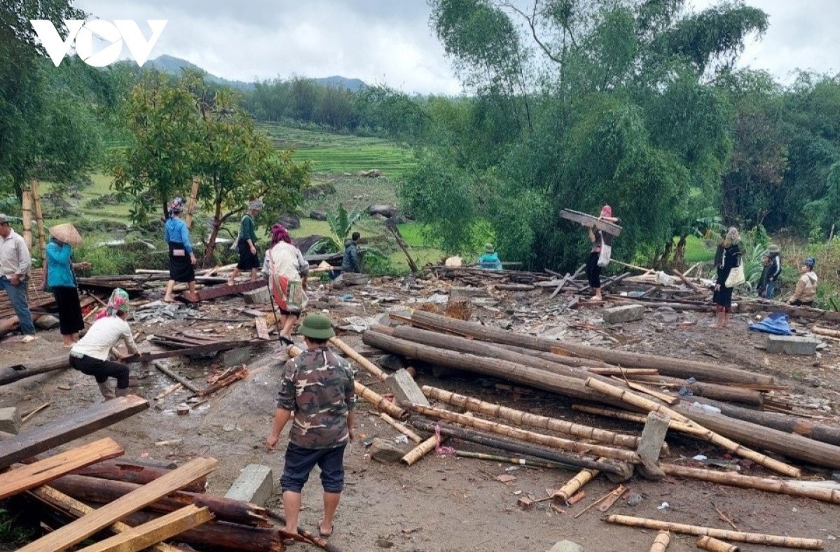 Mua giong o Son La lam nhieu ngoi nha bi toc mai hinh anh