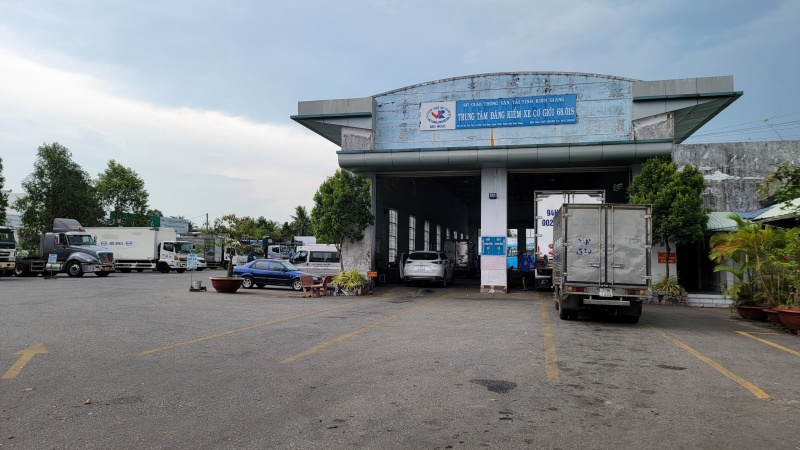 Nhieu trung tam dang kiem tang ca kiem dinh trong ky nghi le hinh anh