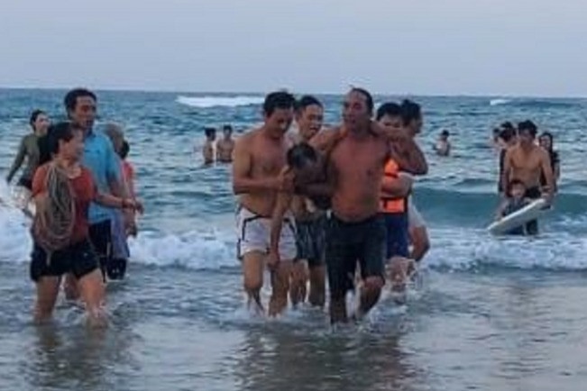 Pho cong an phuong cung nguoi dan cuu nguoi duoi nuoc hinh anh