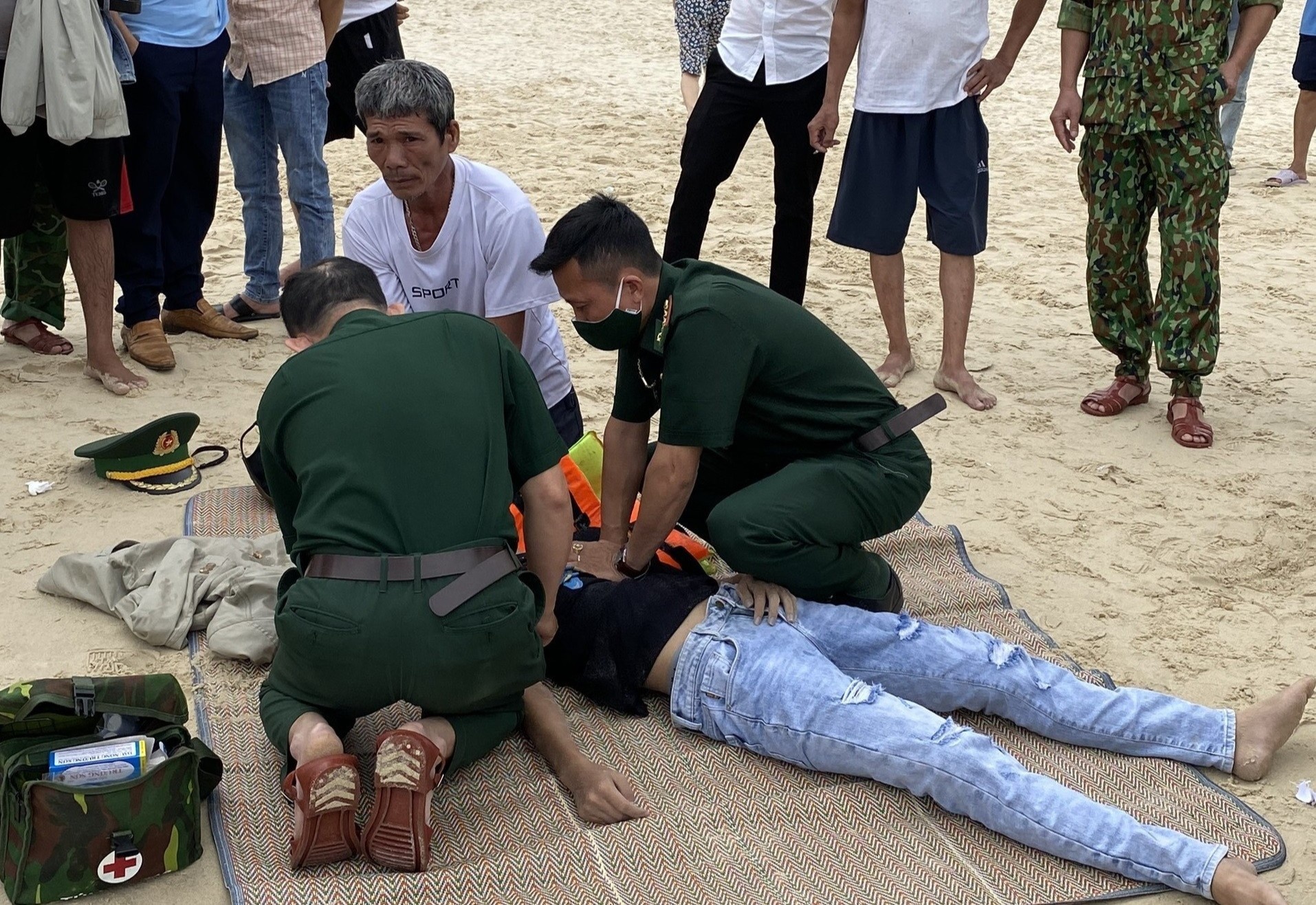 Nghi le ru nhau di bien tam, 4 hoc sinh bi duoi nuoc hinh anh