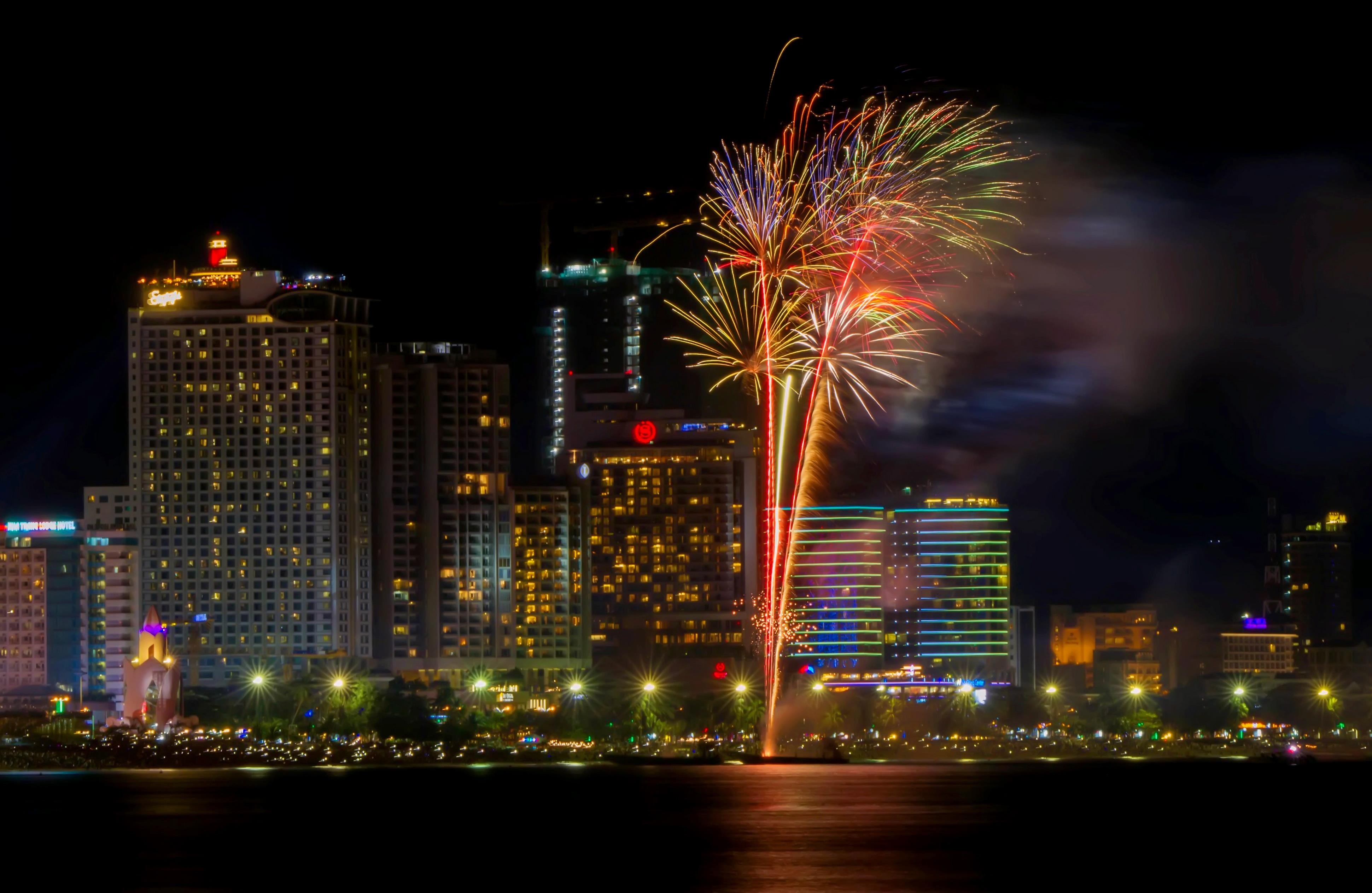 1.600 thiet bi bay trinh dien anh sang trong Festival Bien Nha Trang hinh anh