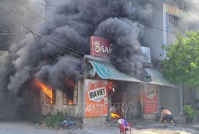 Chay lon thieu rui quan chao ga o Dong Hoi hinh anh