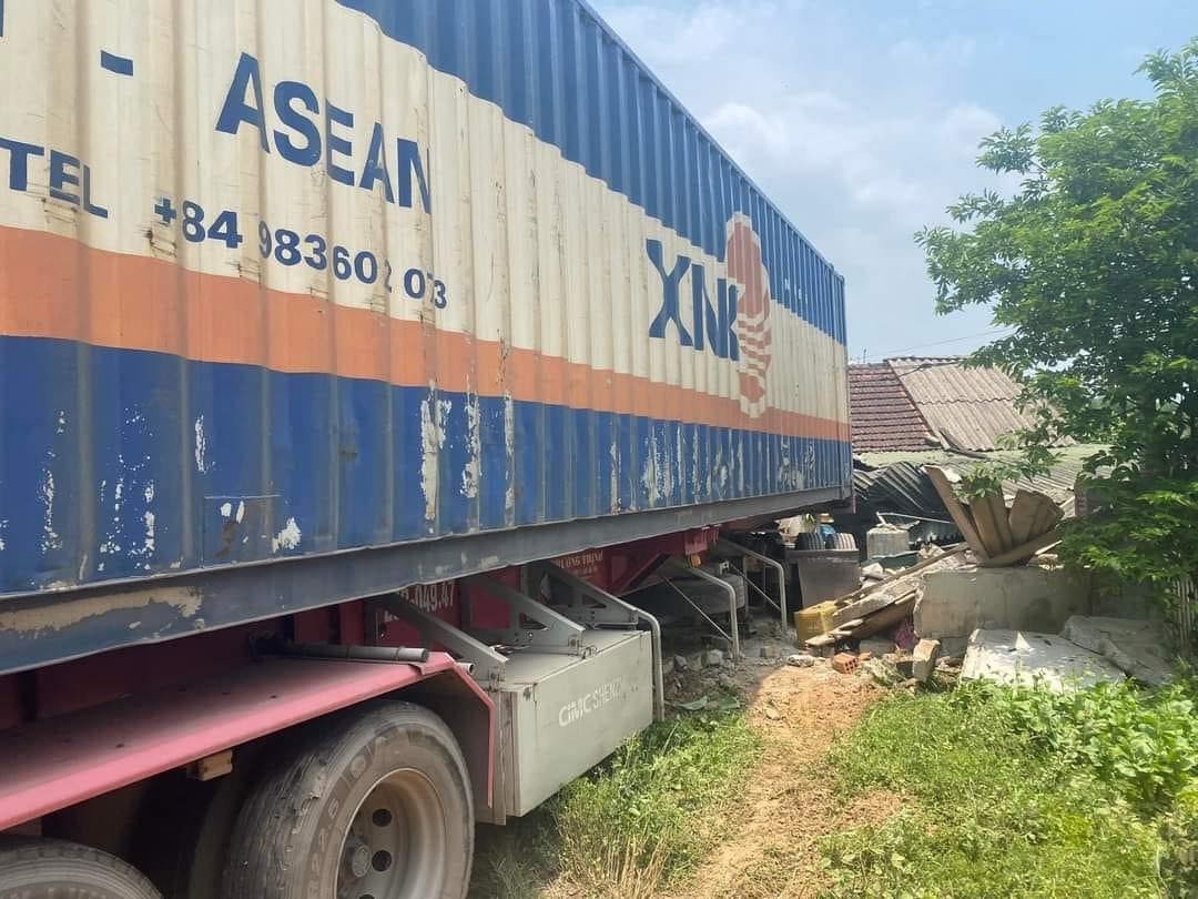 Container bat ngo lao vao nha dan, tong gay chan mot phu nu hinh anh