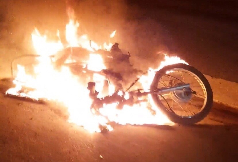 Thanh nien trom xe may roi cham lua dot hinh anh