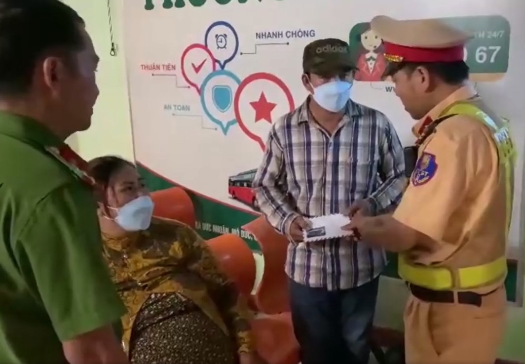 So sinh con tren xe, vo chong cung con gai 4 tuoi bi bo roi doc duong hinh anh