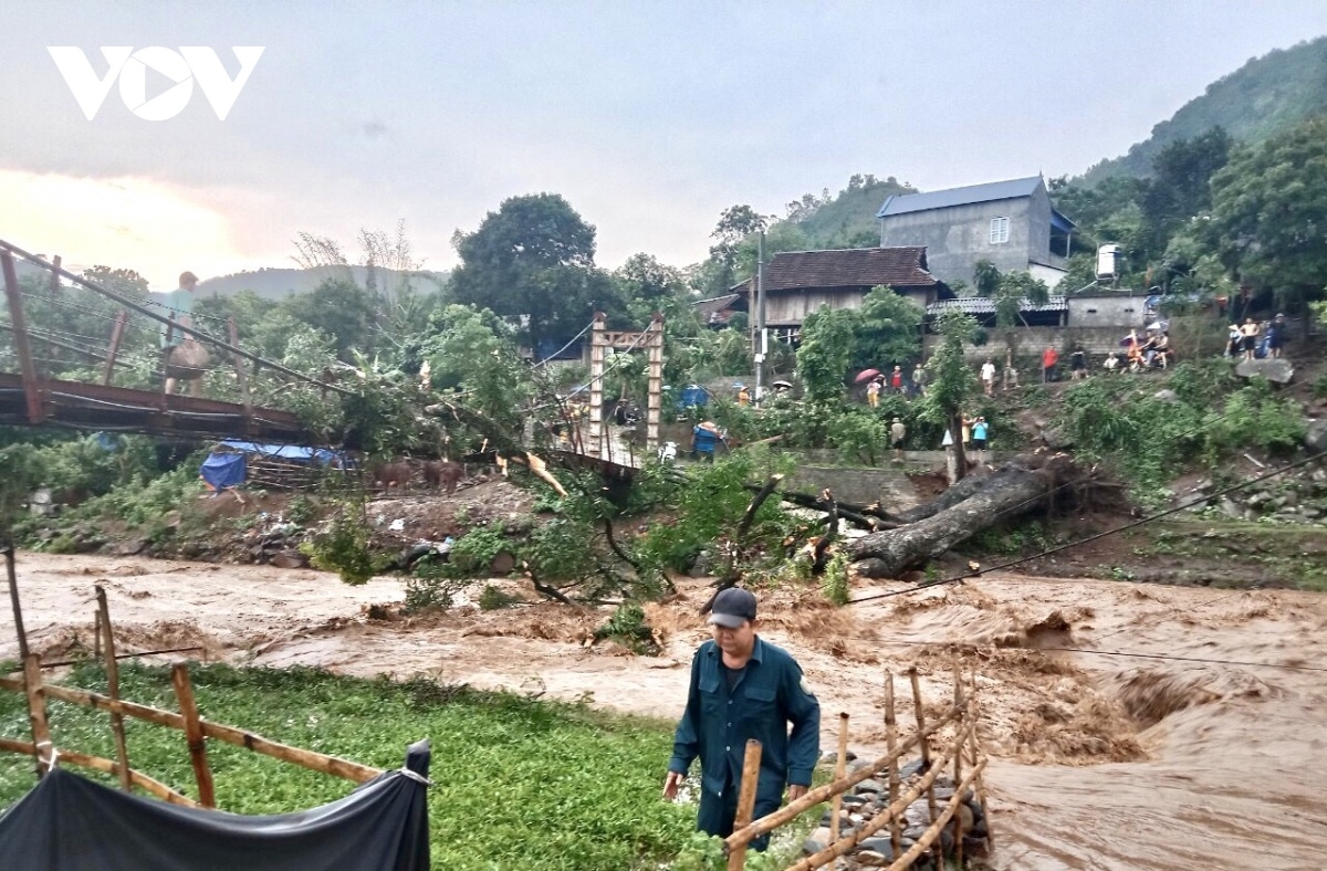 Giong set lam chet 6 con bo va hu hong cau treo dan sinh o Son La hinh anh