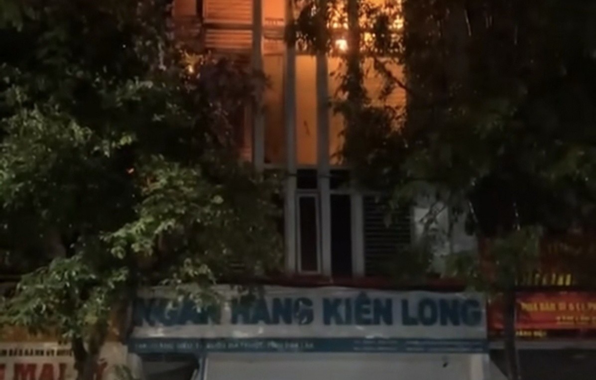 Mot chi nhanh ngan hang tai Dak Lak bi chay trong dem hinh anh