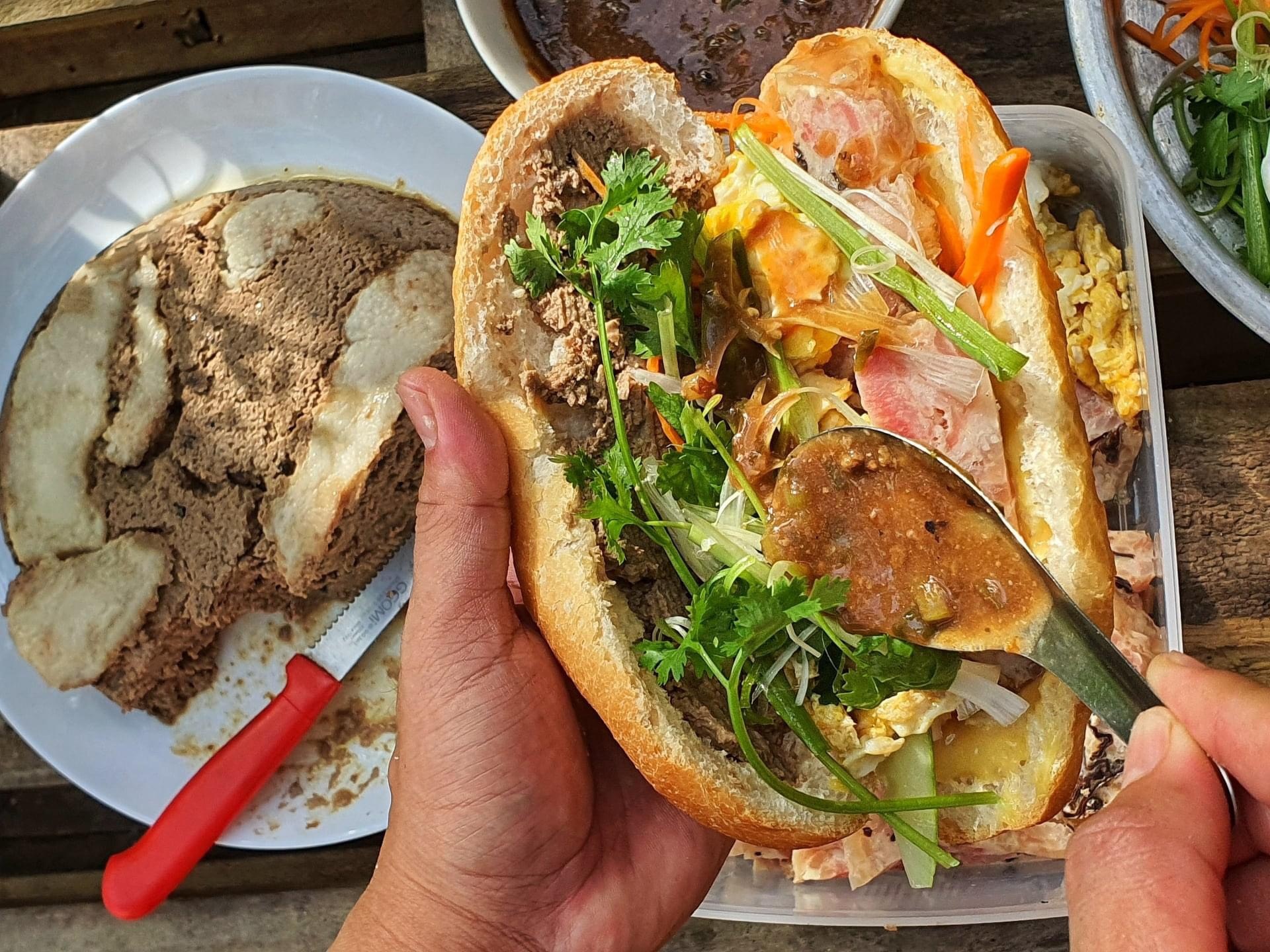 Tu lam pate va nuoc sot banh mi tai nha trong ky gian cach hinh anh