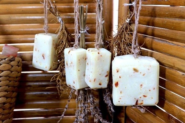 Tu lam xa phong rua chen tai nha bang dau dua hinh anh