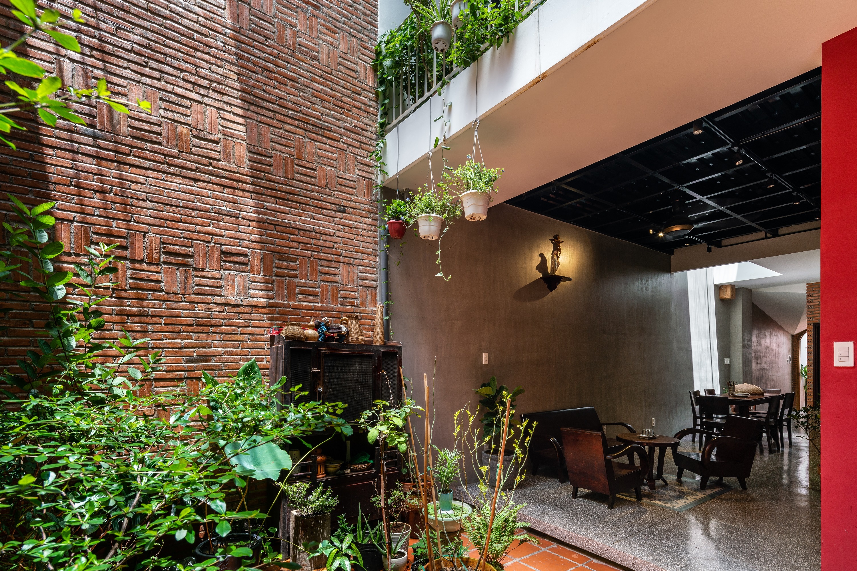Ngoi nha 76,5 m2 danh hon nua dien tich cho phan san sau hinh anh