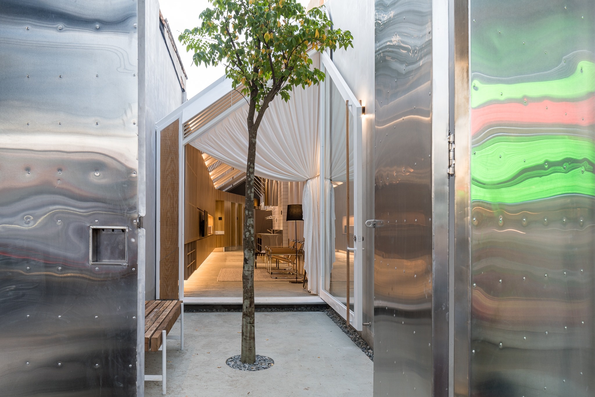 Dua khong gian khoang may bay vao trong nha pho hinh anh