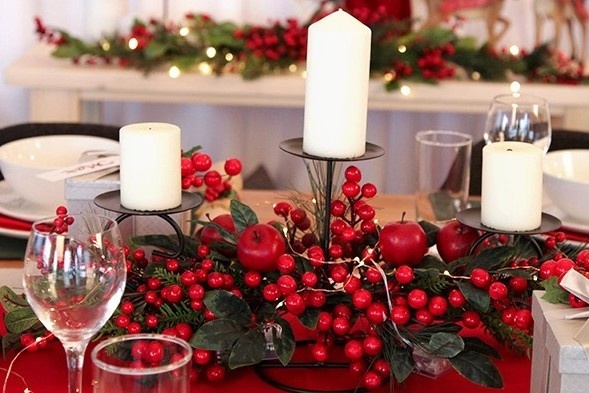 Tu lam hoa giua ban trang tri cho le Giang sinh hinh anh