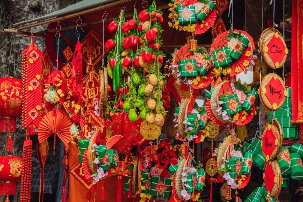 Mua do trang tri nha cua ngay Tet hinh anh