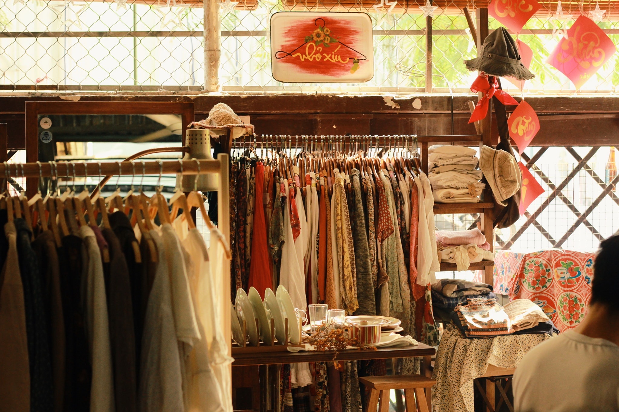 di choi cuoi tuan o TP.HCM,  diem den danh cho hoi chi em,  cho phien do vintage,  tiem nails ket hop quan ca phe,  thuong thuc cocktail anh 1