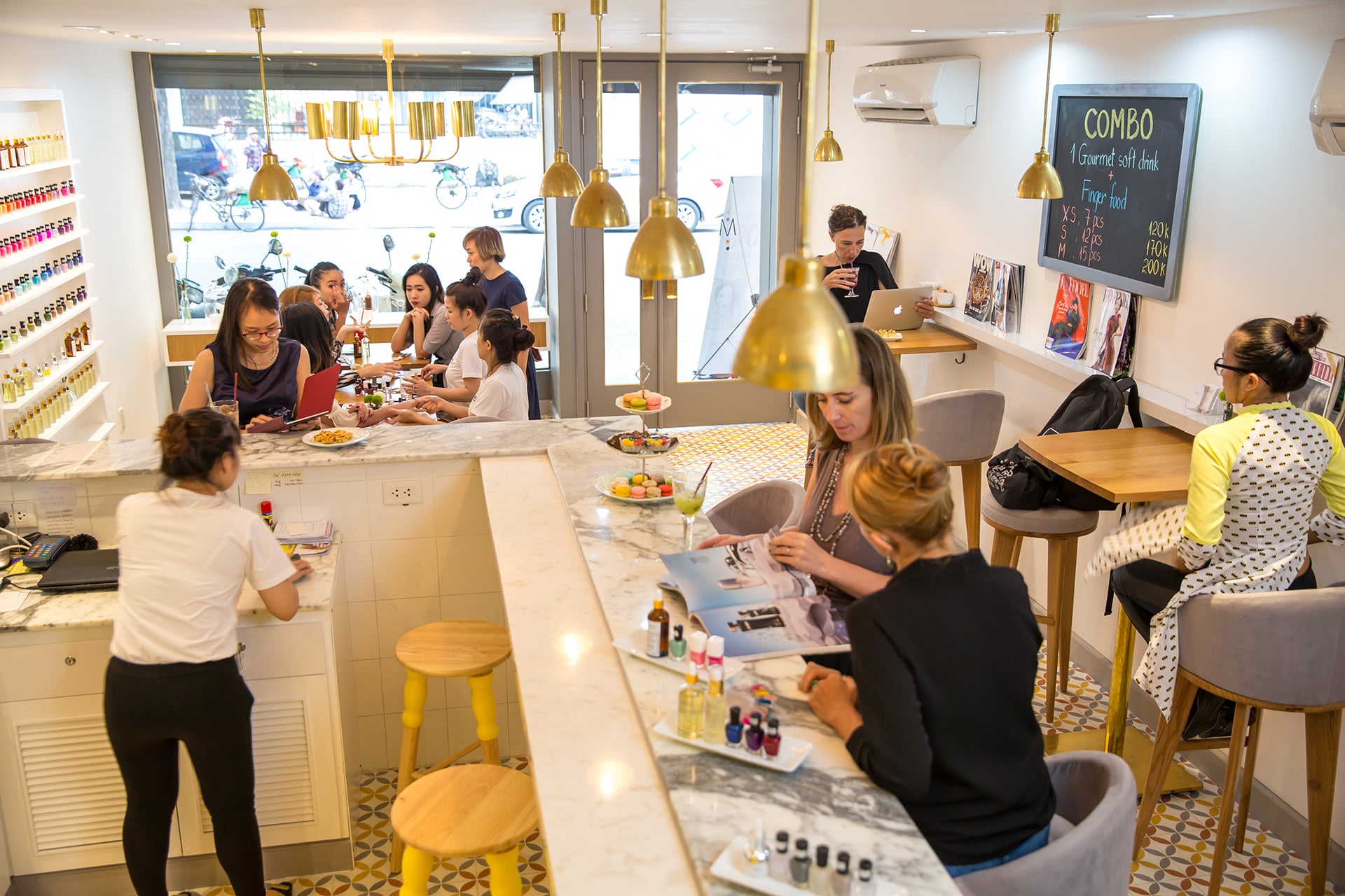 di choi cuoi tuan o TP.HCM,  diem den danh cho hoi chi em,  cho phien do vintage,  tiem nails ket hop quan ca phe,  thuong thuc cocktail anh 5