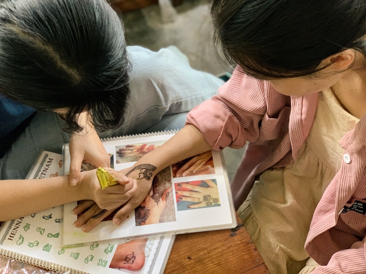 di choi cuoi tuan o TP.HCM,  diem den danh cho hoi chi em,  cho phien do vintage,  tiem nails ket hop quan ca phe,  thuong thuc cocktail anh 3