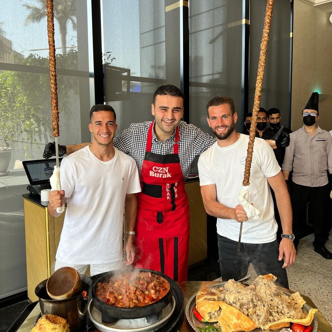 CZN Burak,  dau bep Burak Ozdemir,  Dani Alves,  Marcelo Vieira,  Vinicius Junior anh 7