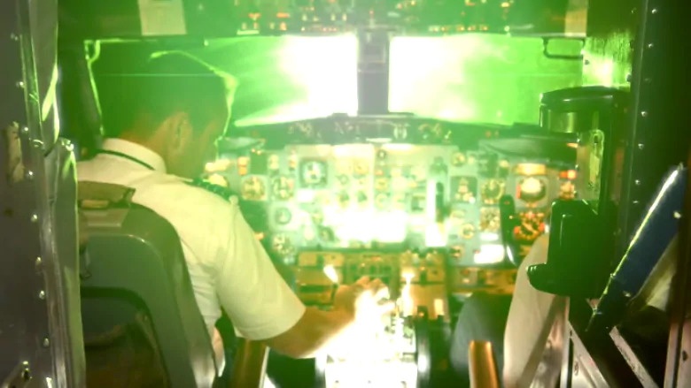 trao luu cai dien thoai o cua so may bay de quay clip,  nhay nhot tren duong bang,  cac hanh vi uy hiep an toan bay,  uy hiep an toan bay anh 3