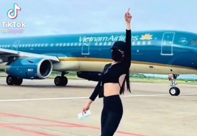 trao luu cai dien thoai o cua so may bay de quay clip,  nhay nhot tren duong bang,  cac hanh vi uy hiep an toan bay,  uy hiep an toan bay anh 2