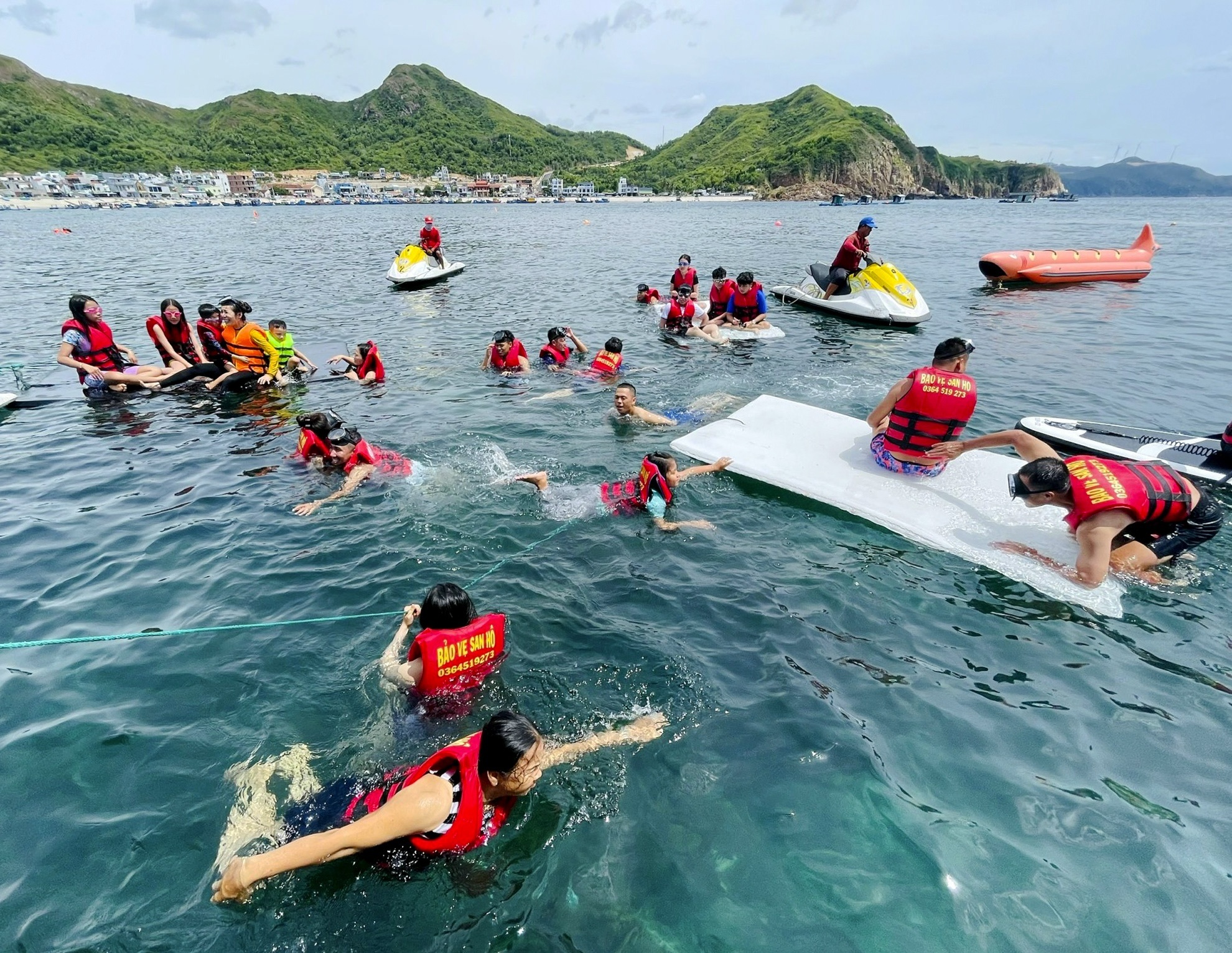 Hàng nghìn du khách đổ về các bãi tắm miền Bắc và miền Trung, bùng nổ du lịch hè, du lịch biển miền Bắc và miền Trung ảnh 3 Hang nghin du khach do ve cac bai tam mien Bac va mien Trung, bung no du lich he, du lich bien mien Bac va mien Trung anh 3