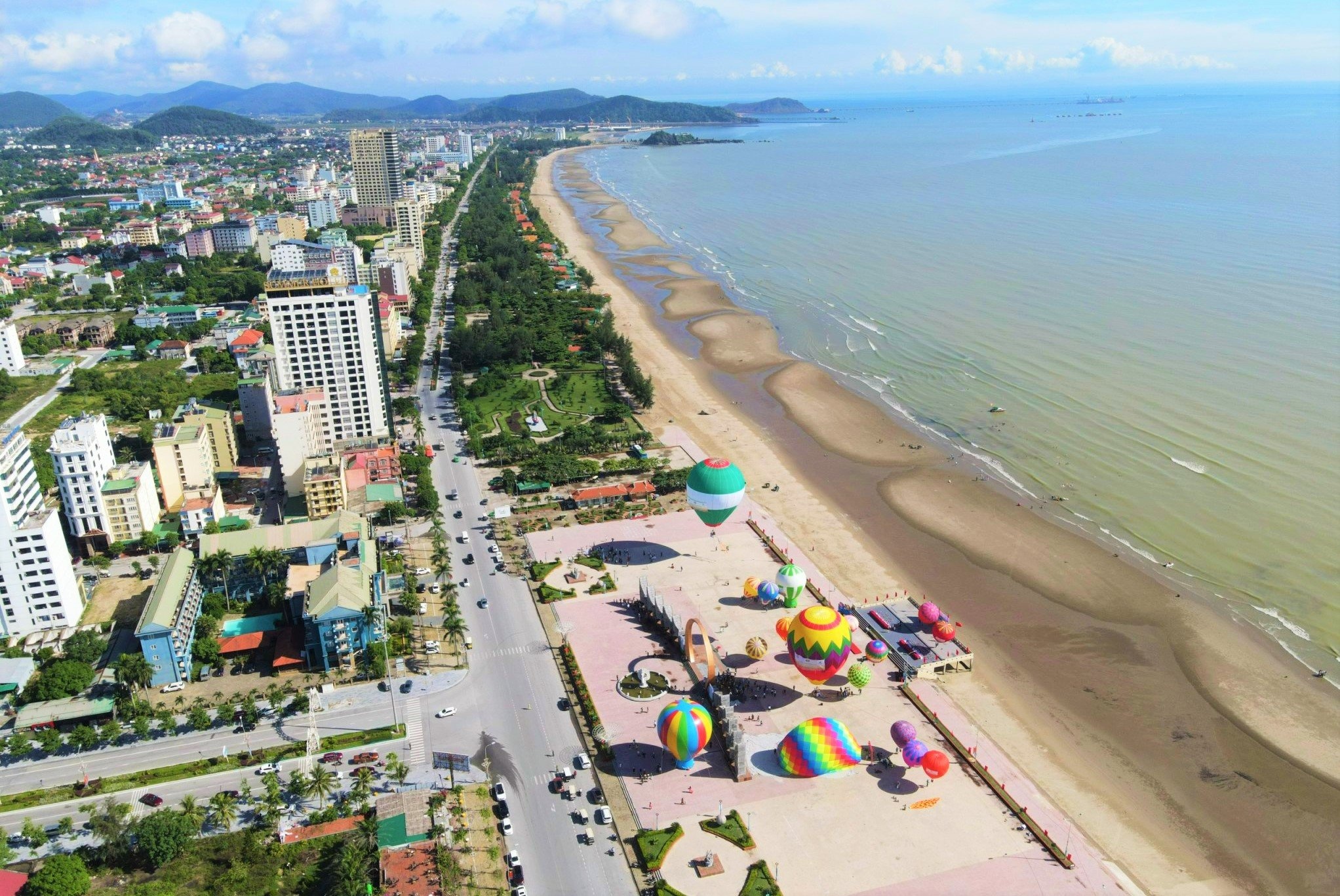 Hang nghin du khach do ve cac bai tam mien Bac va mien Trung,  bung no du lich he,  du lich bien mien Bac va mien Trung anh 2