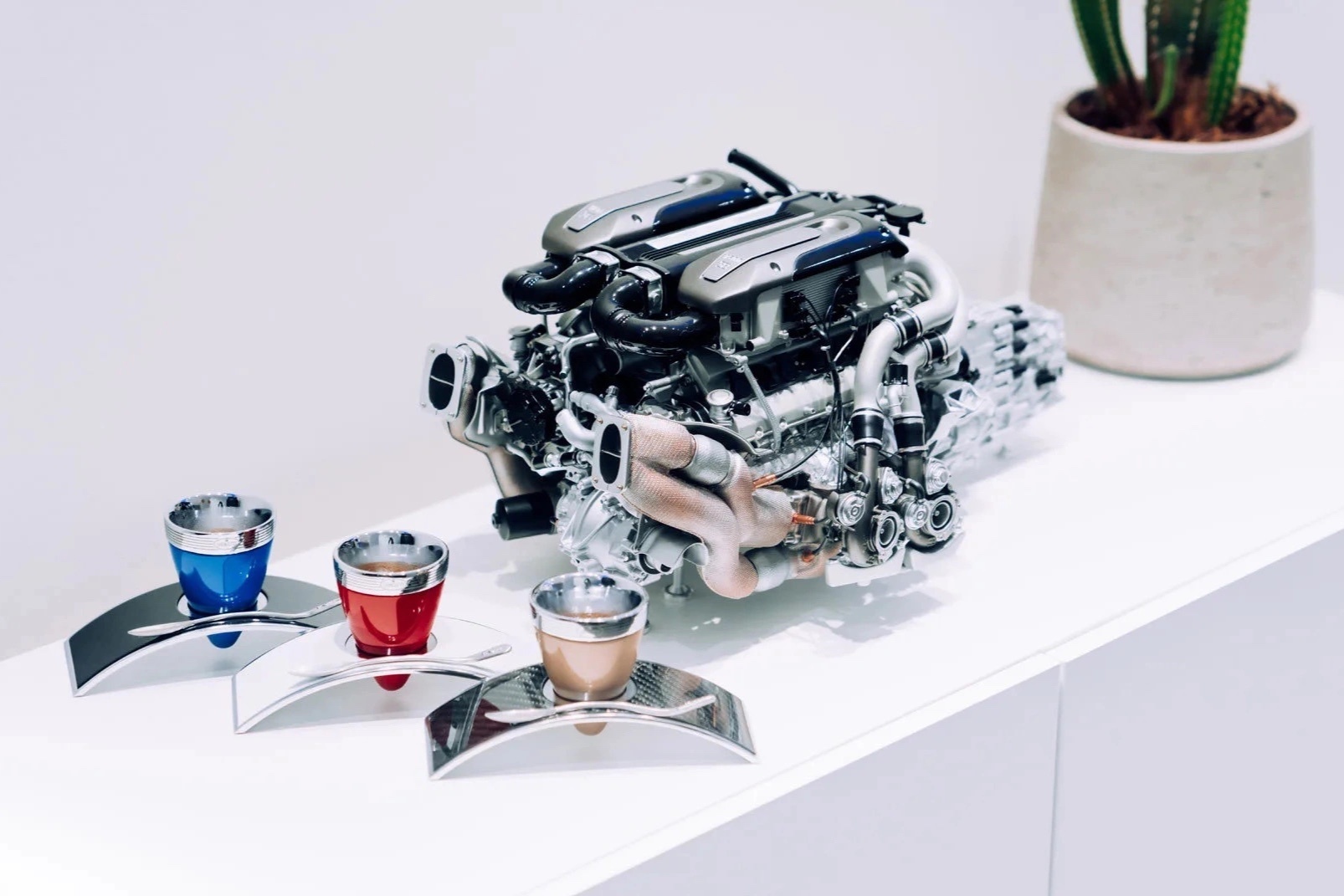 Thuong thuc ca phe cua hang sieu xe Bugatti o Anh hinh anh